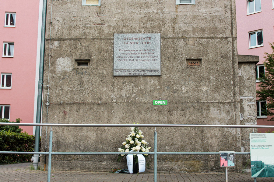 Gedenkkranz vor dem Turm